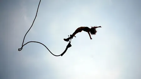 Tânără moartă după o săritură cu coarda elastică