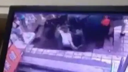 S-a surpat asfaltul sub picioarele lor: Mai mulţi chinezi au fost înghiţiţi de pământ mergând pe stradă VIDEO