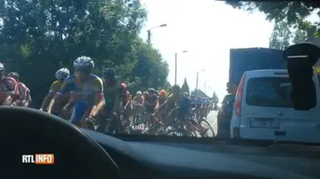 Cădere violentă în Turul Namurului. În plină viteză, trei ciclişti s-au izbit de o maşină VIDEO