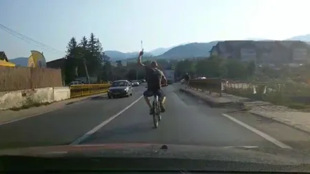Biciclist KAMIKAZE pe DN 7, în Sibiu. S-a dat în spectacol şi a făcut semne obscene şoferilor VIDEO