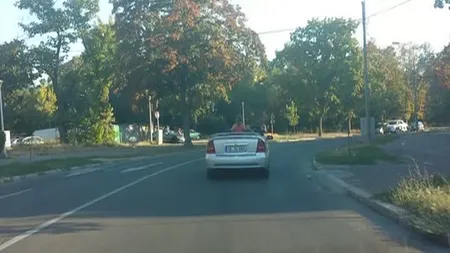 Inconştienţă la volan. Un tată din România şi-a lăsat copilul să stea în picioare în decapotabilă