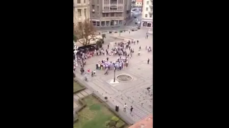 Corul Regal din Olanda, alungat de poliţişti din Piaţa Libertăţii din Timişoara VIDEO