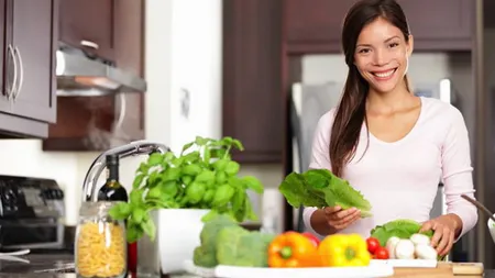 Cum faci o salată MAI sănătoasă, cu 4 ingrediente-cheie