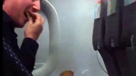 David Cameron, surprins în ipostaze nebănuite. Ce făcea premierul britanic în avion VIDEO