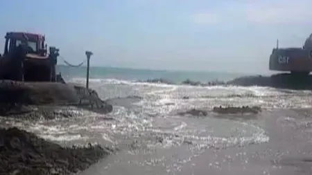 Turiştii fac plajă la Eforie Nord printre excavatoare VIDEO