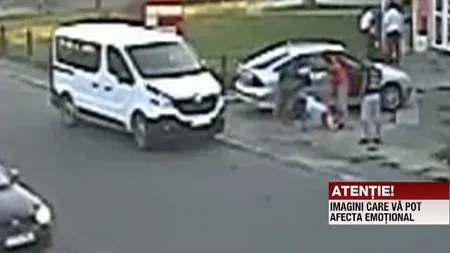 Bestialitate fără margini. Şoferiţă SNOPITĂ în bătaie în stradă VIDEO