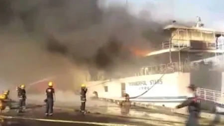 CLIPE de GROAZĂ în Filipine. Un feribot cu sute de oameni la bord a fost cuprins de flăcări VIDEO