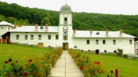 BLESTEMUL de la mănăstirea Frăsinei. FENOMEN BIZAR în satul în care a murit mama Monicăi Gabor