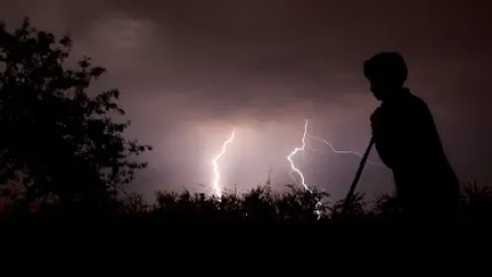 Bărbat omorât de fulger în timp ce pescuia