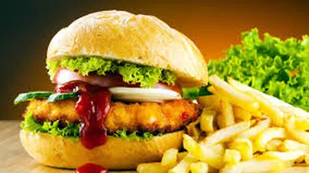 Hamburgerii şi mititeii, pericol pentru sănătate. Ce spun specialiştii