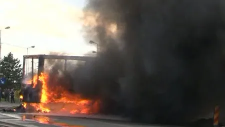 Două tiruri au luat foc în Suceava, după ce s-au ciocnit. Circulaţia pe DN17 este blocată VIDEO