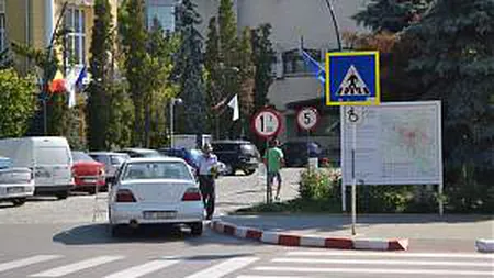 Primarul, prefectul şi consilierii din Botoşani nu mai au voie să vină cu jeep-ul la muncă. Care este motivul