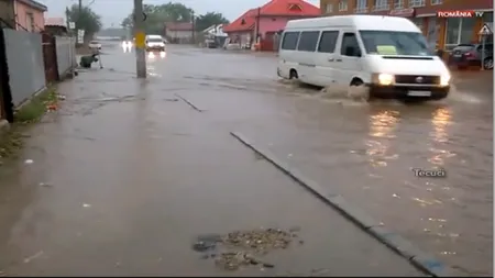 Rupere de nori şi vijelii puternice. Mai multe oraşe au fost inundate VIDEO