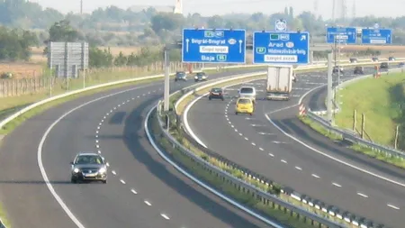 O fetiţă din România, UITATĂ de părinţi pe o autostradă din Ungaria. Unde a ajuns copila