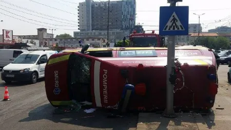 Ambulanţă răsturnată în Timişoara. Trecătorii au sărit şi au spart geamurile maşinii