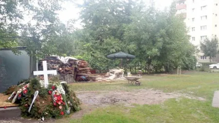 Un preot din Cluj şi-a îngropat soţia în curtea bisericii dintre blocuri. Clujenii sunt revoltaţi