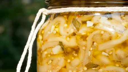 Reţetă delicioasă pentru iarnă: Vinete conservate în ulei