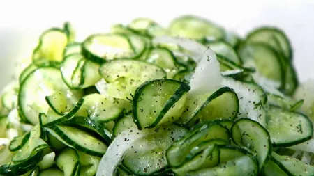 REŢETA ZILEI: Salată de castraveţi (ca la Madona Dudu)