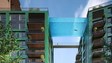 Proiect nebunesc. PISCINĂ construită la ÎNĂLŢIME, între două blocuri