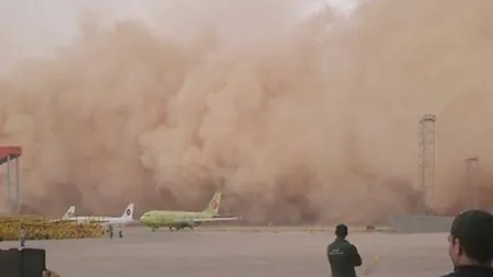 Trafic perturbat în Amman din cauza unei furtuni de nisip. Imagini de COŞMAR VIDEO