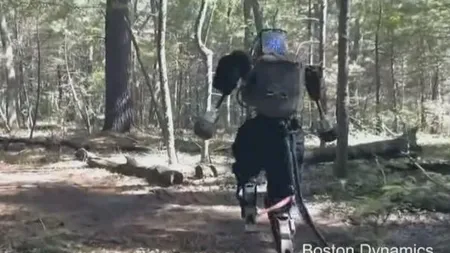 Robotul humanoid care aleargă prin pădure. Imagini în premieră cu noul Terminator VIDEO