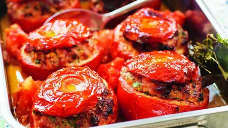REŢETA ZILEI: Roşii umplute cu carne de curcan