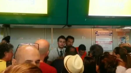 Scandal pe aeroportul Fiumicino din cauza unei întârzieri de 24 de ore. A intervenit poliţia VIDEO