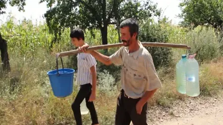 Se întâmplă în România secolului XXI. Cară apă potabilă de la kilometri distanţă, cu cobiliţele VIDEO