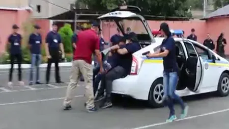 Un fost şef de stat a ajuns în portbagajul maşinii de poliţie VIDEO
