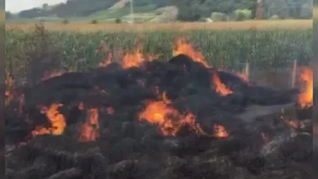 Incendiu de proporţii în mijlocul străzii. Flăcările au mistuit două remorci cu paie VIDEO