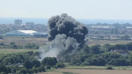 Avion PRĂBUŞIT în Anglia la un miting aviatic. ŞAPTE persoane au MURIT VIDEO