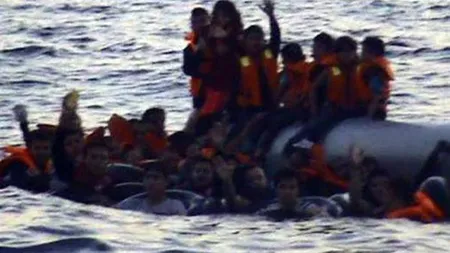 Membrii Gărzii de Coastă din Grecia încearcă să scufunde o barcă plină cu imigranţi. Totul a fost filmat VIDEO