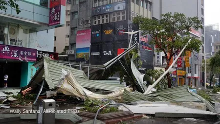 Imagini incredibile filmate în Taiwan. O maşină a fost smulsă de pe stradă şi luată de o tornadă VIDEO