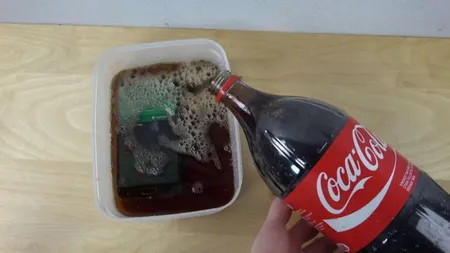 Ce se întâmplă cu un Samsung Galaxy S6 după ce îl ţii în Coca-Cola. Nu te aşteptai la asta VIDEO