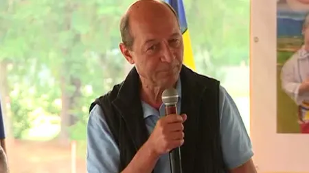 Traian Băsescu s-a simţit din nou preşedinte pentru o zi. Baie de mulţime la Izvorul Mureşului VIDEO