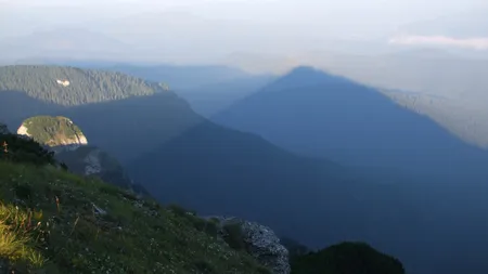 Slujbă de Schimbarea la Faţă a Domnului pe Ceahlău. Pelerinii vin să vadă holograma piramidei misterioase
