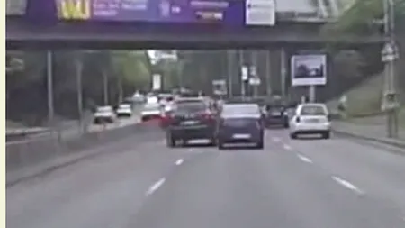 Scene ŞOCANTE în Bucureşti. Şoferul unui bolid a intrat intenţionat într-un Logan VIDEO