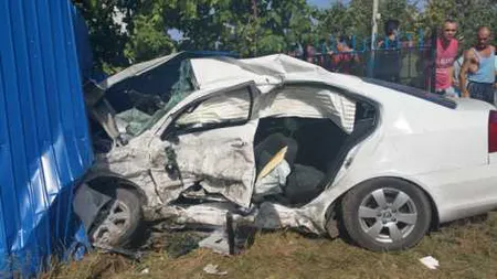 ACCIDENT cu doi MORŢI, după ce un şofer nu a acordat prioritate unei ambulanţe în misiune FOTO