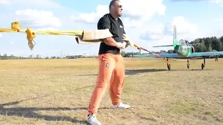 Inimaginabil. Un FORŢOS trage cu braţele goale două avioane de câteva tone VIDEO