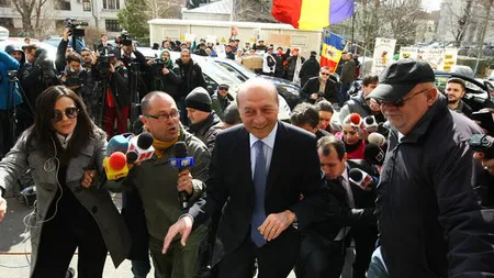 TRAIAN BĂSESCU, acuzat de AMENINŢARE. Fostul preşedinte, huiduit la Parchetul General VIDEO