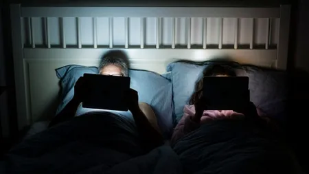 Foloseşti telefonul sau tableta înainte de culcare? Iată la ce pericole te expui