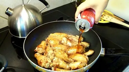 Prăjeşti aripioare de pui, iar la final adaugi Cola. Rezultatul e DELICIOS. VIDEO