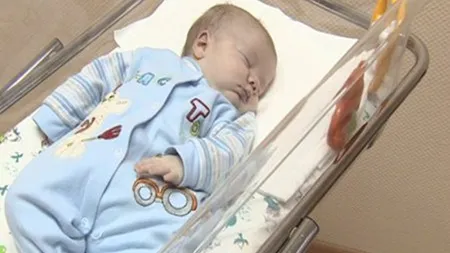 Plânsetul acestui copil abandonat a atras o creatură în noapte. Nu veţi crede ochilor cine a venit la el