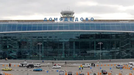 PANICĂ pe aeroportul Domodedovo din Moscova. Mii de persoane, evacuate din cauza unui incendiu