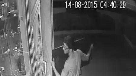 Un hoţ cu tupeu a escaladat blocul să fure televizoare