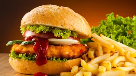 Atenţie: Femeile care consumă frecvent produse junk food riscă să se îmbolnăvească de cancer