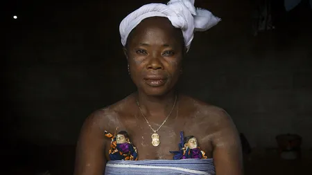 Ritualuri şocante: Ce fac africanii din triburi cu copiii care le-au murit GALERIE FOTO VIDEO