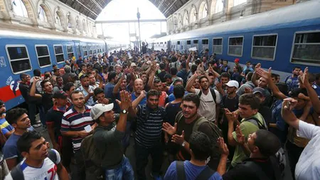 Ungaria: Sute de imigranţi au forţat un cordon al poliţiei în apropiere de frontiera cu Serbia