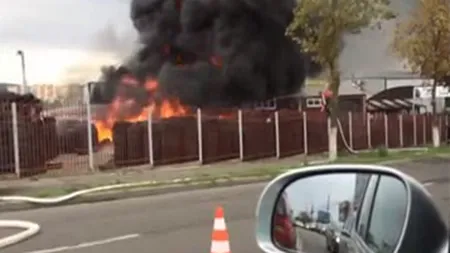 Incendiu de PROPORŢII la un service auto din Cluj. Două maşini s-au făcut scrum VIDEO