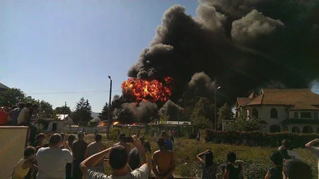 INCENDIU DEVASTATOR în Buhuşi, la trei societăţi de colectare a deşeurilor VIDEO